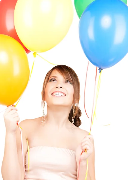 Счастливая девочка-подросток с воздушными шарами — стоковое фото