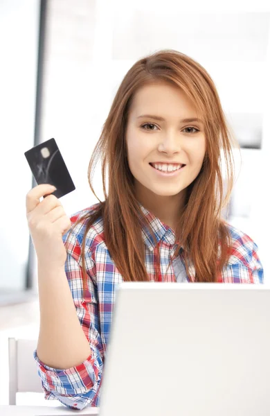 Mujer feliz con ordenador portátil y tarjeta de crédito — Foto de Stock