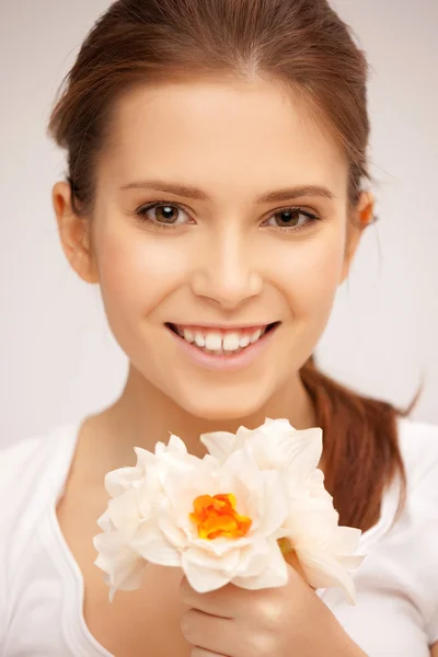 Hermosa mujer con flor blanca — Foto de Stock