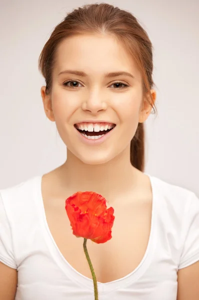 Mulher bonita com flor vermelha — Fotografia de Stock