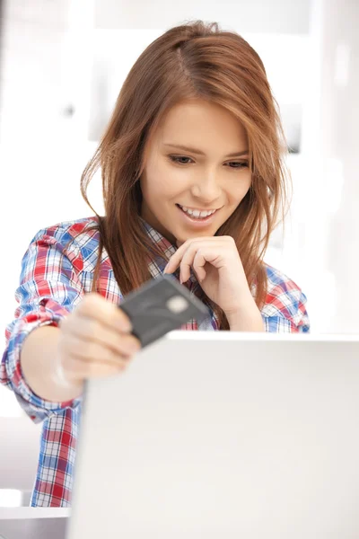Donna felice con computer portatile e carta di credito — Foto Stock