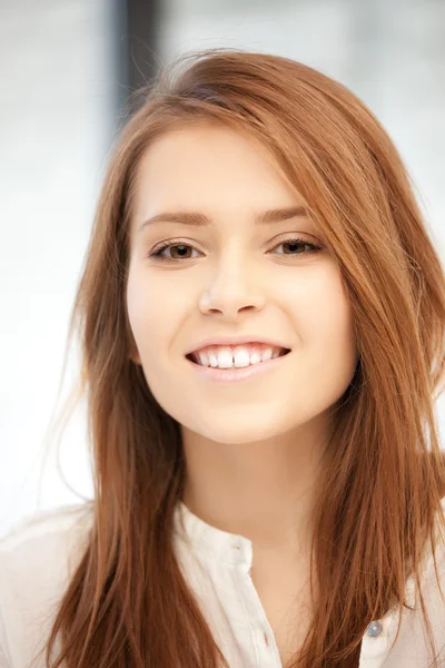 Mulher feliz e sorridente — Fotografia de Stock