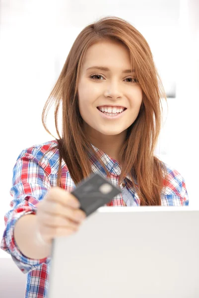 Ευτυχισμένη γυναίκα με φορητό υπολογιστή και πιστωτικών καρτών — Φωτογραφία Αρχείου