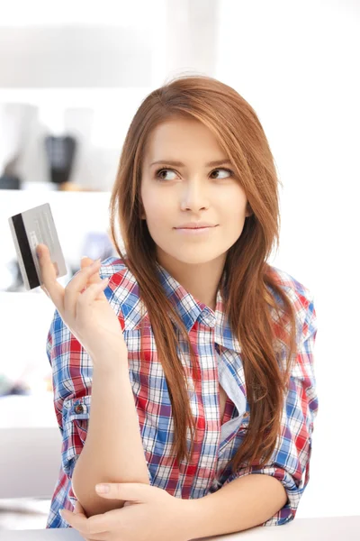 Mulher pensativa com cartão de crédito — Fotografia de Stock