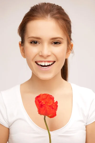 Bella donna con fiore rosso — Foto Stock