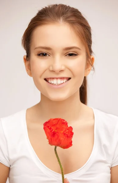 Hermosa mujer con flor roja — Foto de Stock