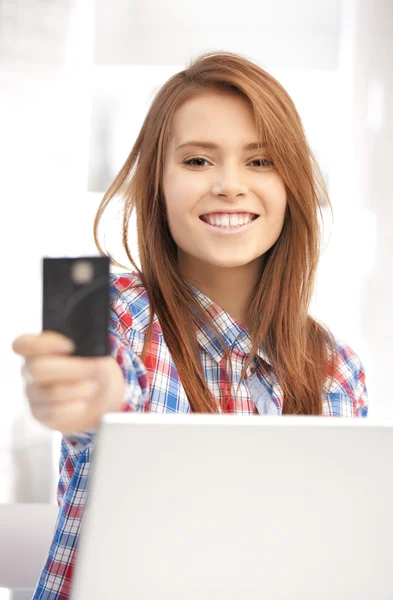 便携式计算机和信用卡的幸福女人 — 图库照片