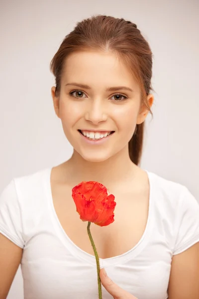 Piękna kobieta z czerwony kwiat — Zdjęcie stockowe