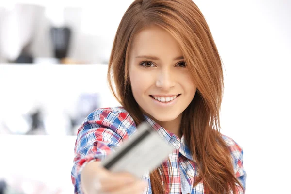 Glad kvinna med kreditkort — Stockfoto