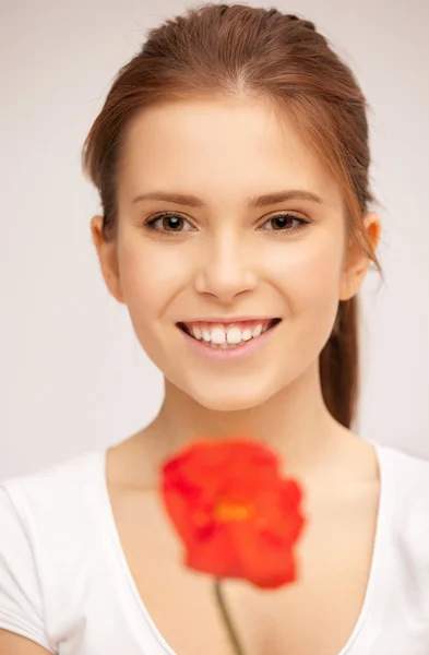 Krásná žena s červeným květem — Stock fotografie