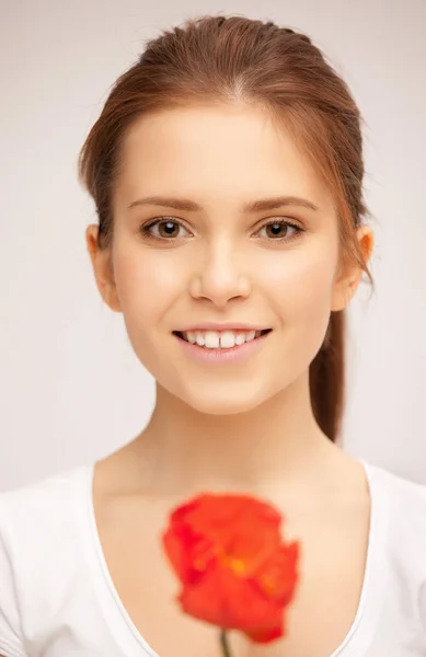 빨간 꽃을 가진 아름 다운 여자 — 스톡 사진
