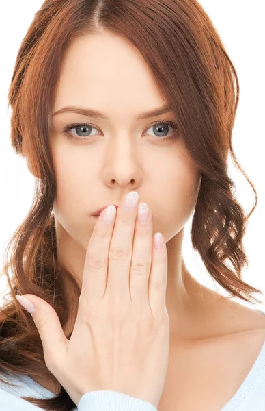 Kobieta z ręki na usta — Zdjęcie stockowe
