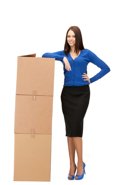 Femme d'affaires attrayante avec de grandes boîtes — Photo