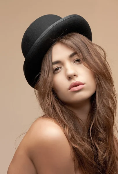 Hermosa mujer en topless en sombrero de jugador de bolos —  Fotos de Stock