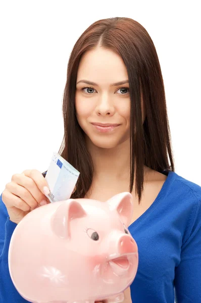 Mulher encantadora com banco porquinho e dinheiro — Fotografia de Stock