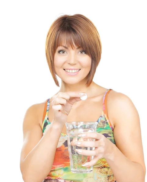 Femme avec pilule et verre d'eau — Photo