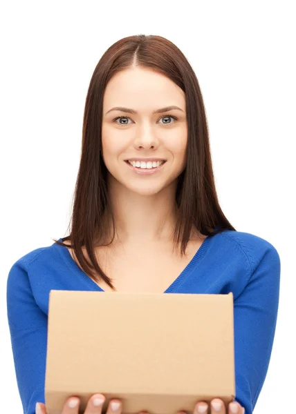 Привлекательная деловая женщина с картонной коробкой — стоковое фото