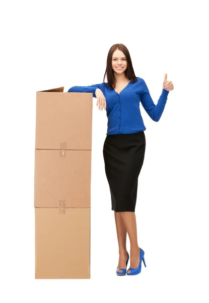 Aantrekkelijke zakenvrouw met grote dozen — Stockfoto