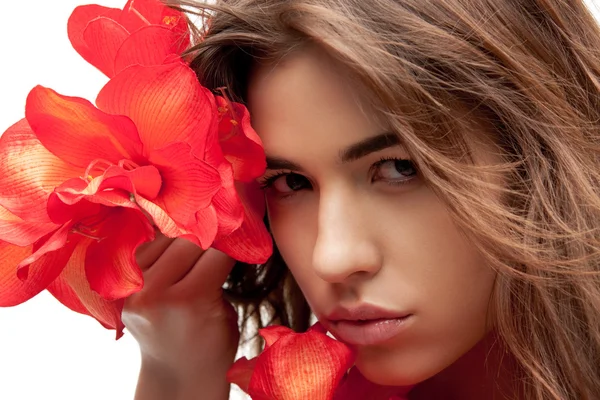 Прекрасна жінка з червоними квітами — стокове фото