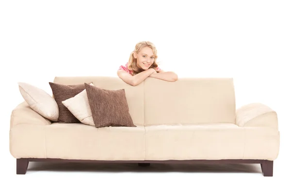 Mulher feliz no sofá — Fotografia de Stock