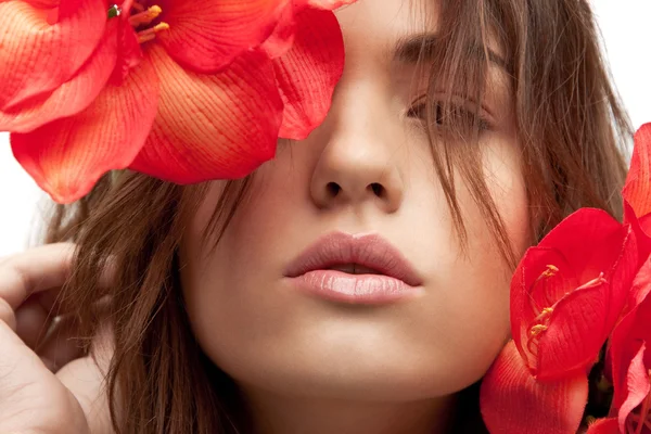 素敵な女性の赤い花を持つ — ストック写真
