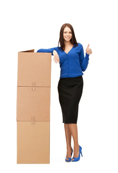 Привлекательная деловая женщина с большими коробками Лицензионные Стоковые Изображения