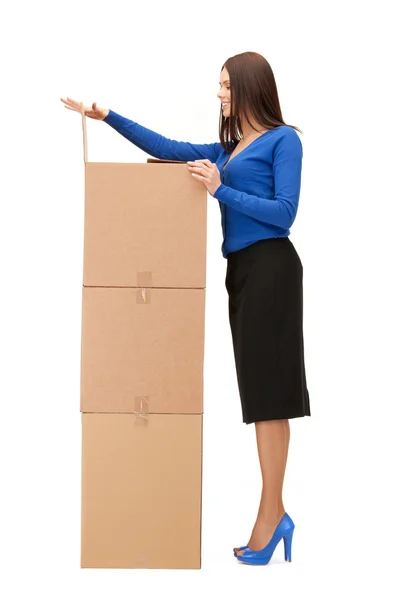 Attraente donna d'affari con grandi scatole — Foto Stock