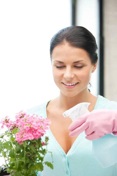 Веселая домохозяйка с цветочком — стоковое фото