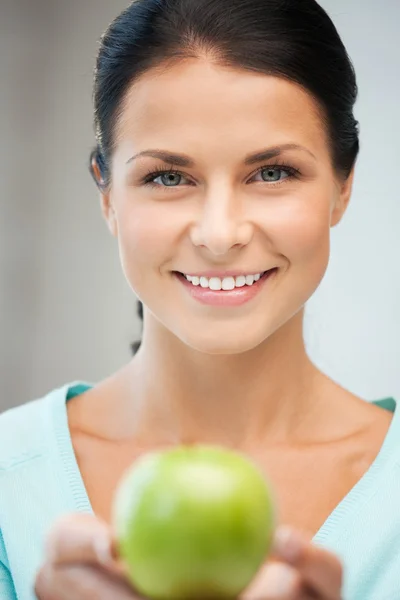 Belle femme au foyer avec pomme verte — Photo