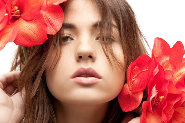 Bella donna con fiori rossi — Foto Stock