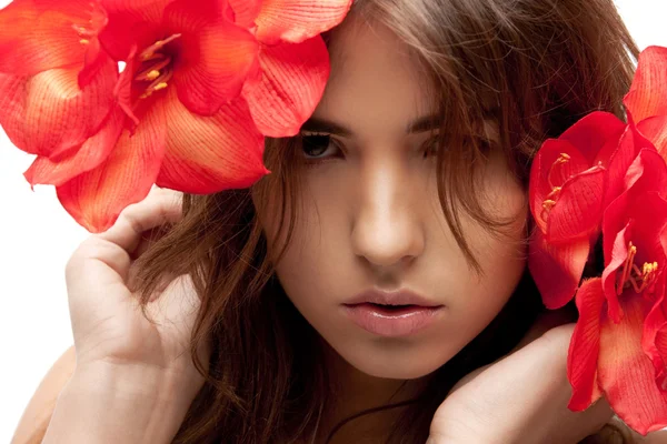 红色花朵的可爱女人 — 图库照片