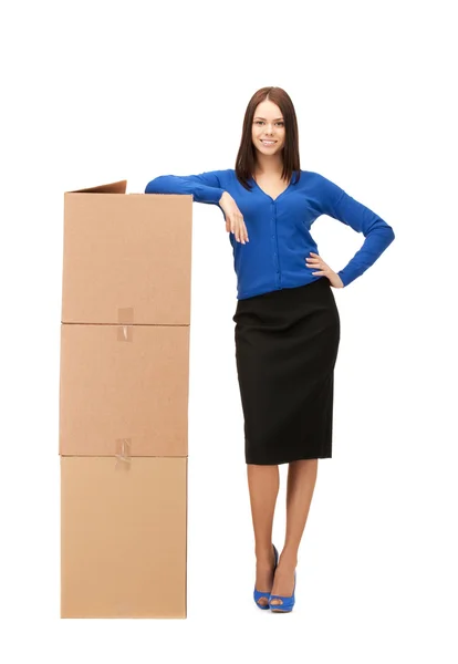 Empresária atraente com grandes caixas — Fotografia de Stock