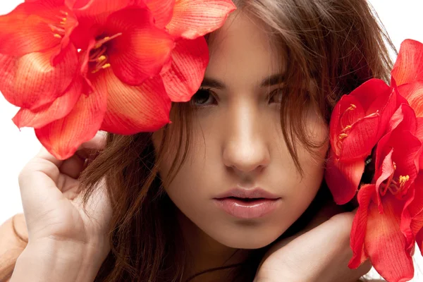 Mujer encantadora con flores rojas —  Fotos de Stock