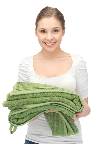 Belle femme au foyer avec des serviettes — Photo