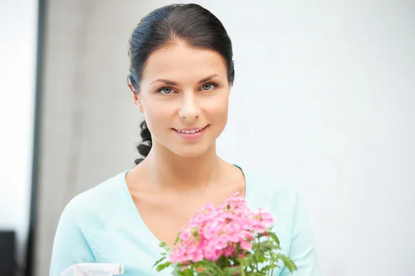 Веселая домохозяйка с цветочком — стоковое фото