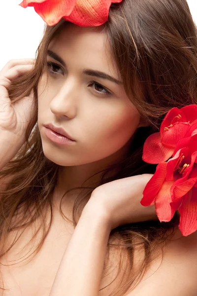 लाल फूलों के साथ सुंदर महिला — स्टॉक फ़ोटो, इमेज