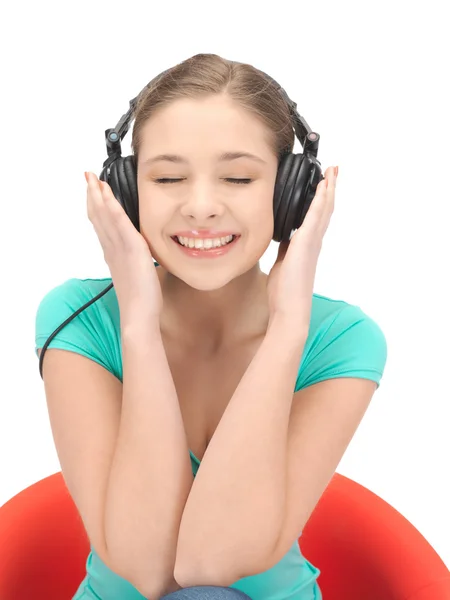 Joyeux adolescent fille en gros écouteurs — Photo