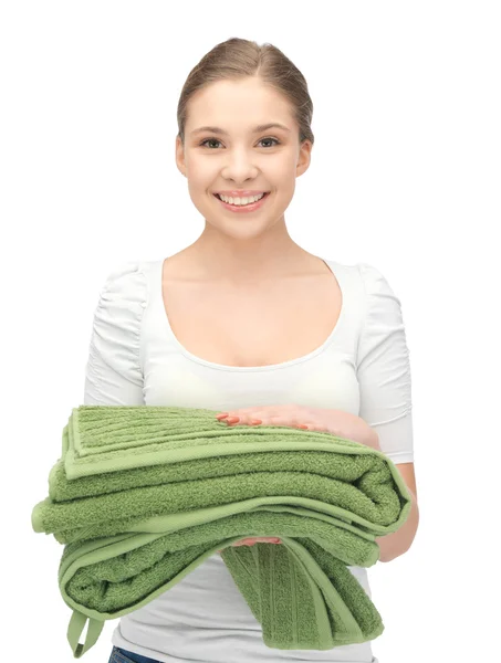 Prachtige huisvrouw met handdoeken — Stockfoto