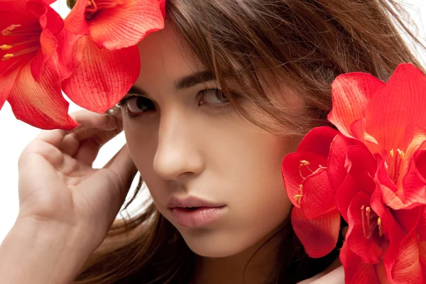 Όμορφη γυναίκα με κόκκινα λουλούδια — Φωτογραφία Αρχείου