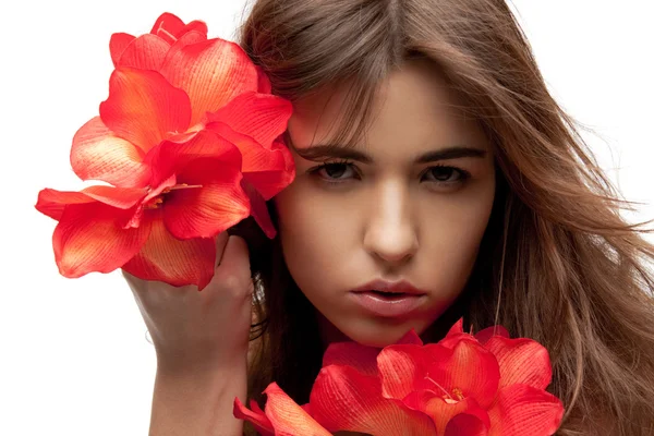Mooie vrouw met rode bloemen — Stockfoto