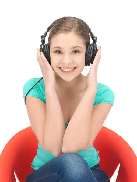 Joyeux adolescent fille en gros écouteurs — Photo