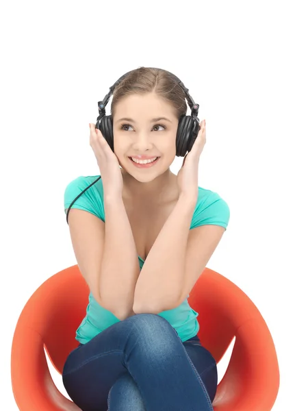 Menina adolescente feliz em fones de ouvido grandes — Fotografia de Stock