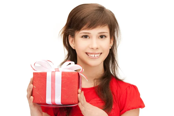 Joyeux adolescent fille avec boîte cadeau — Photo