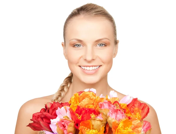 Mooie vrouw met rode bloemen — Stockfoto