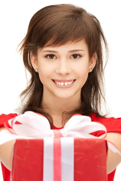 Menina adolescente feliz com caixa de presente — Fotografia de Stock