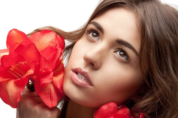 Schöne Frau mit roten Blumen — Stockfoto