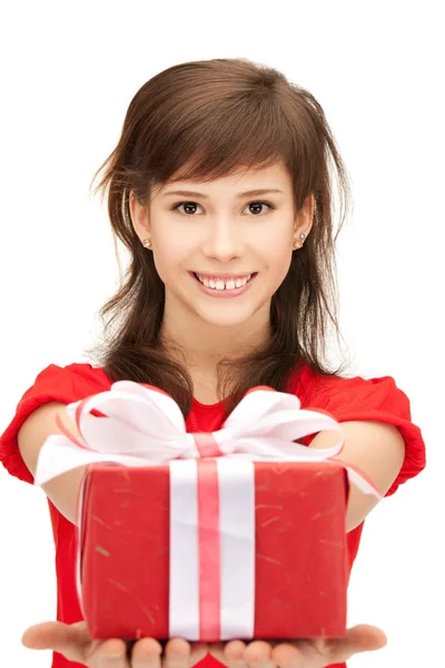 Genç kızla mutlu: hediye kutusu — Stok fotoğraf