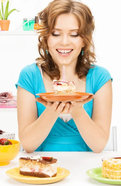 Härliga hemmafru med tårta och ljus — Stockfoto