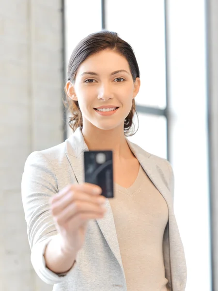 Mujer feliz con tarjeta de crédito —  Fotos de Stock