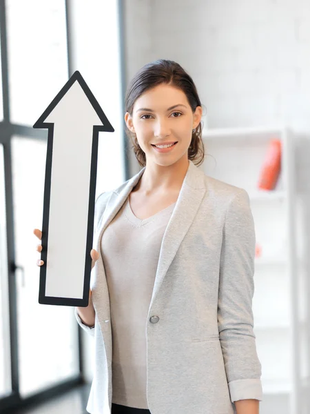 Mujer de negocios con signo de flecha de dirección — Foto de Stock